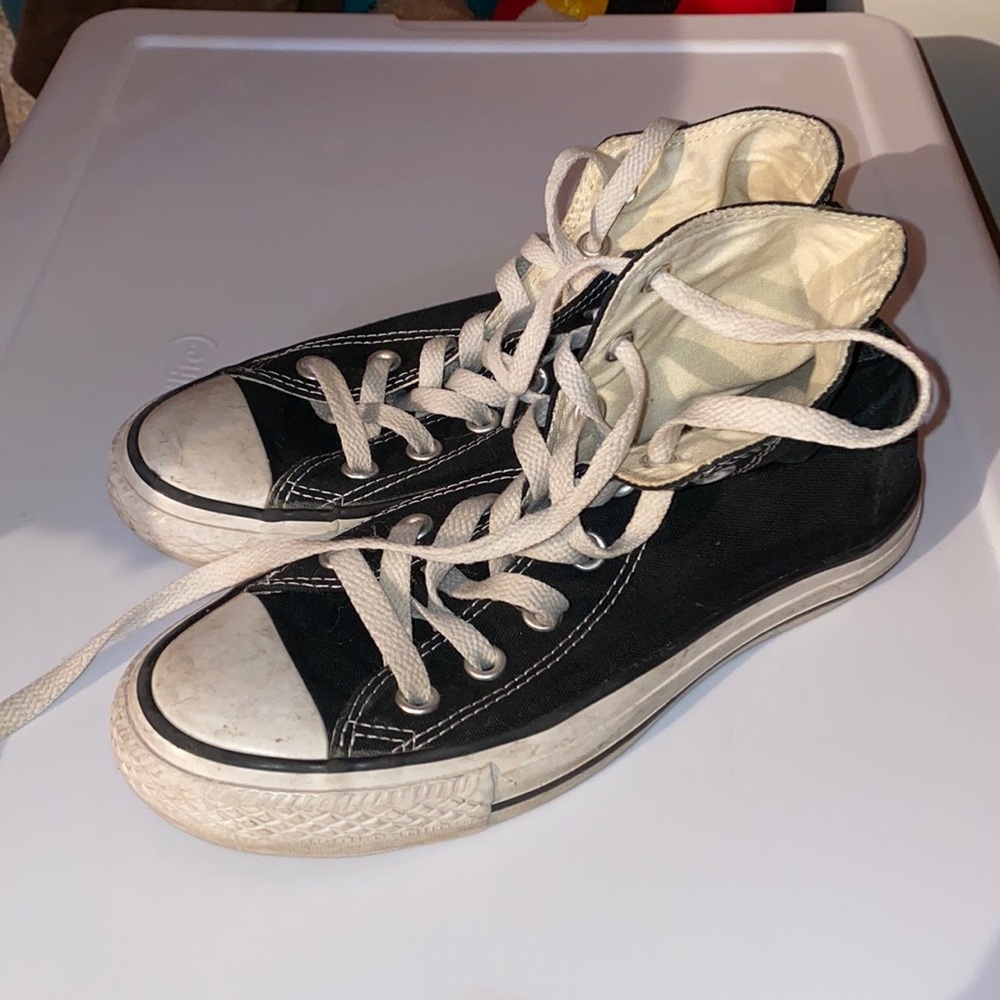 Black and white converse men’s 4 women’s 6